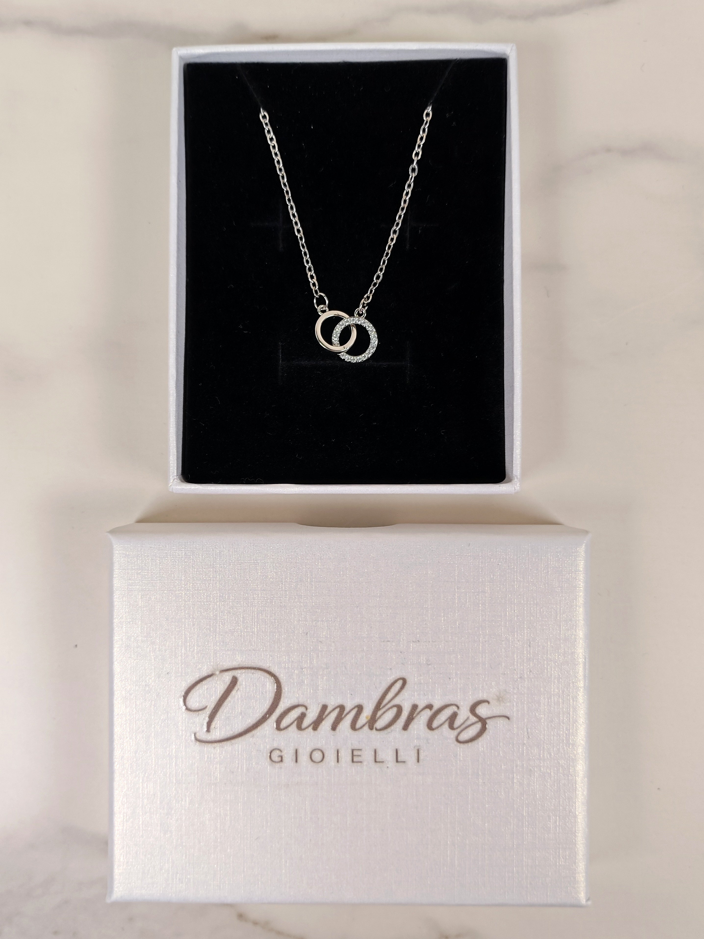 Collana con Pendente a Doppio Cerchio Intrecciato e Zirconi