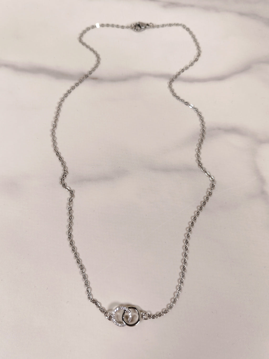 Collana con Pendente a Doppio Cerchio Intrecciato e Zirconi