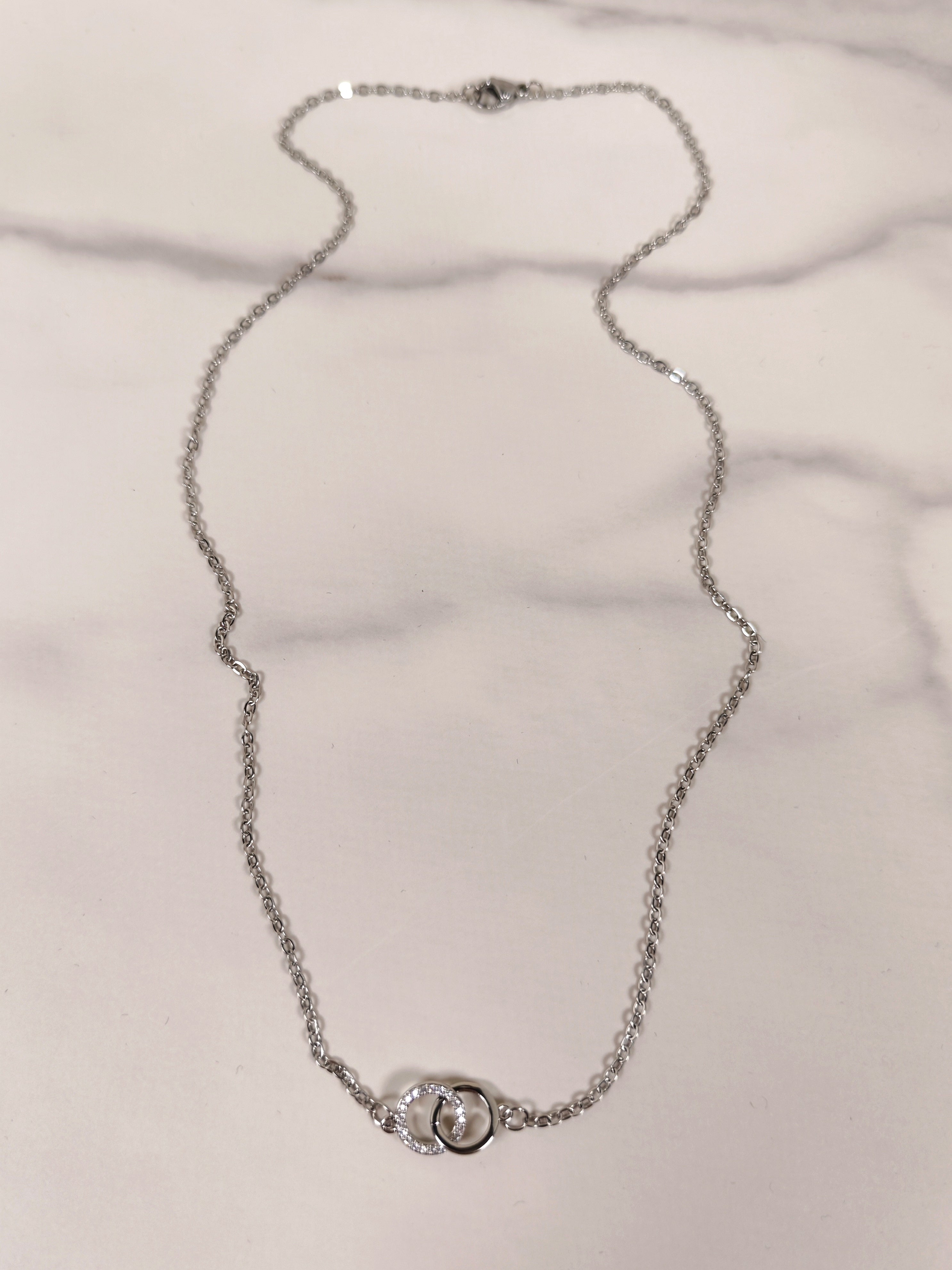 Collana con Pendente a Doppio Cerchio Intrecciato e Zirconi