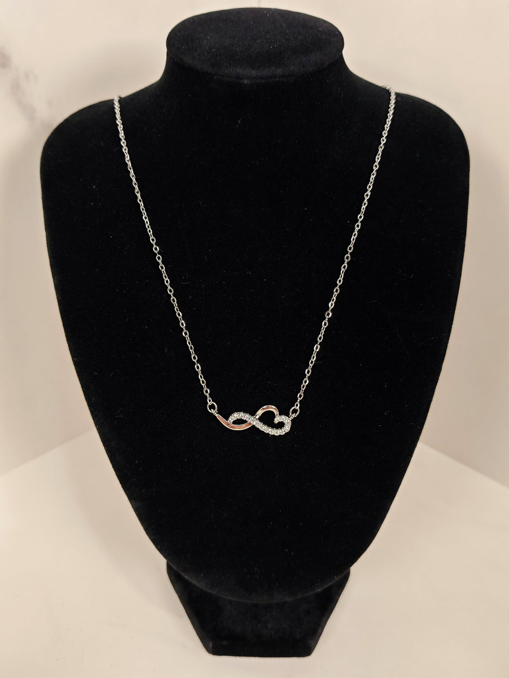 Collana Infinito con Cuore e Zirconi – Elegante e Romantica