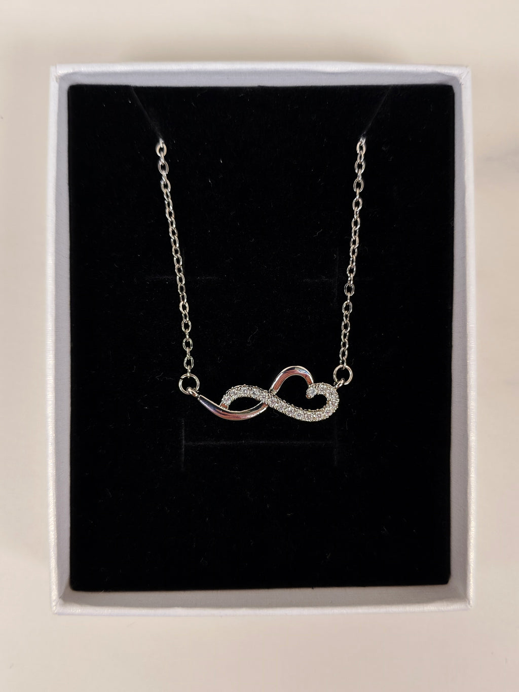 Collana Infinito con Cuore e Zirconi – Elegante e Romantica