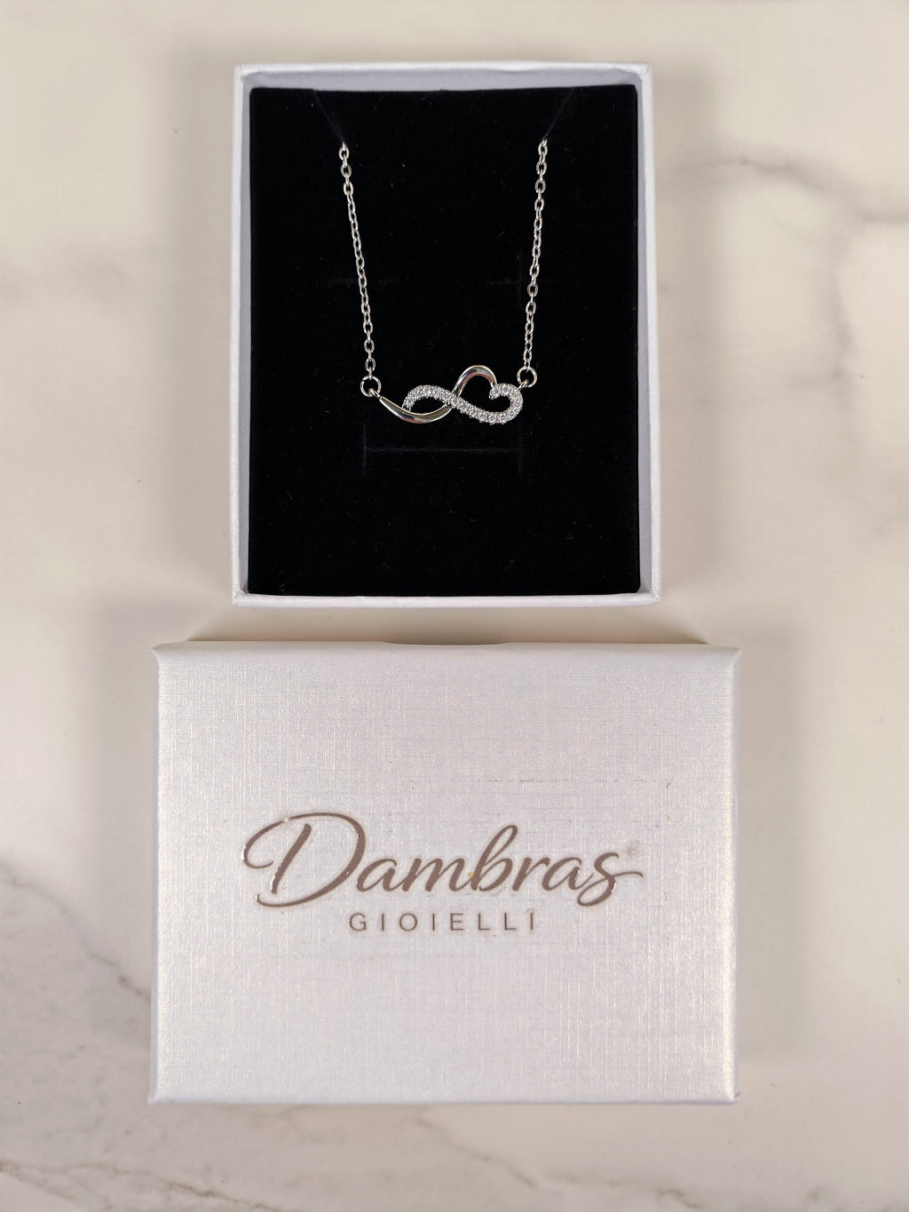 Collana Infinito con Cuore e Zirconi – Elegante e Romantica