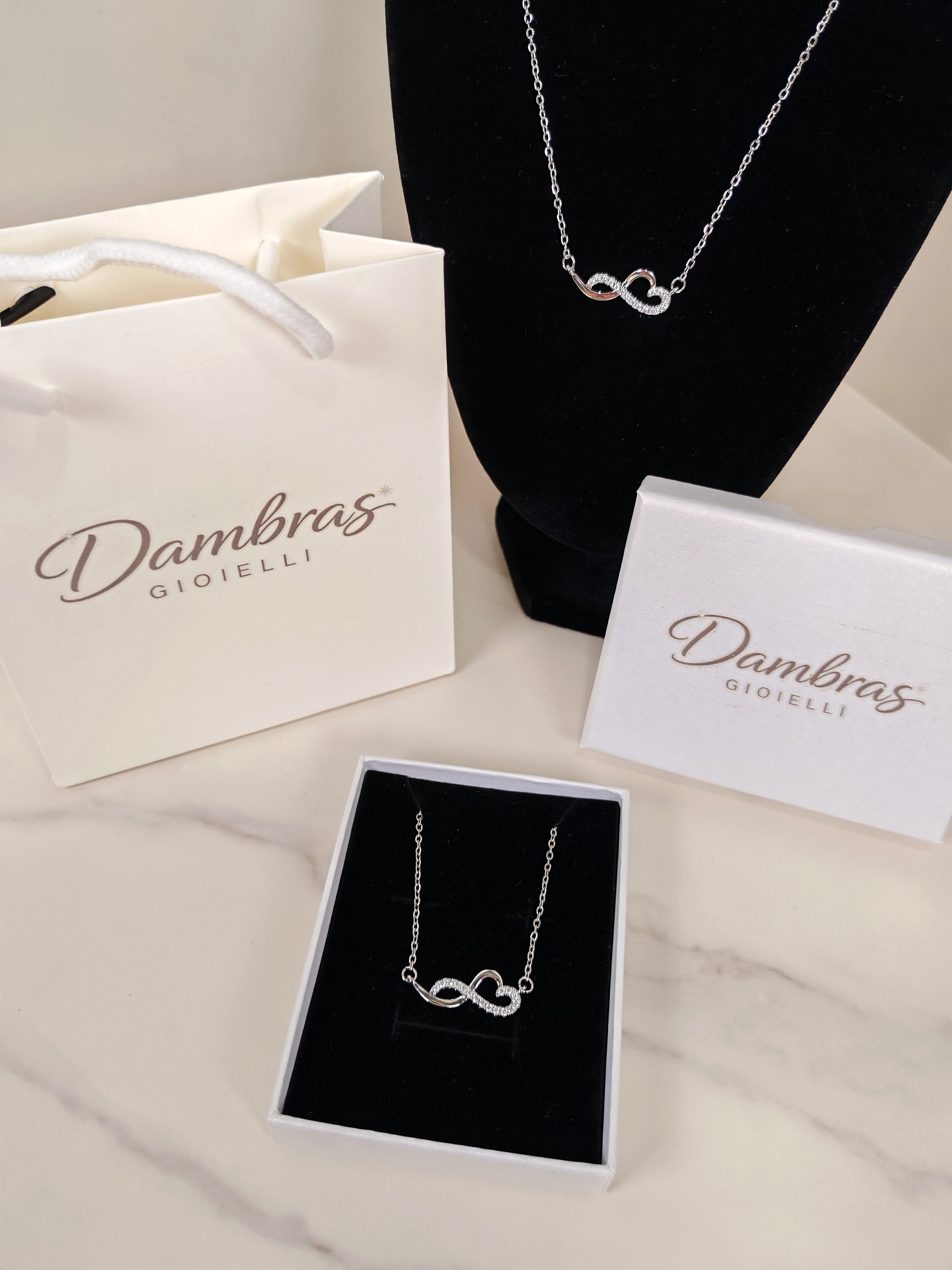 Collana Infinito con Cuore e Zirconi – Elegante e Romantica