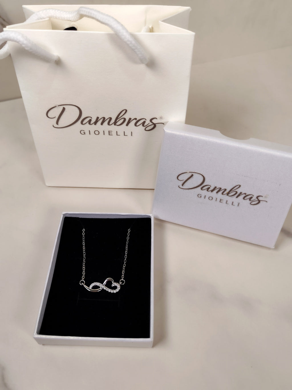 Collana Infinito con Cuore e Zirconi – Elegante e Romantica