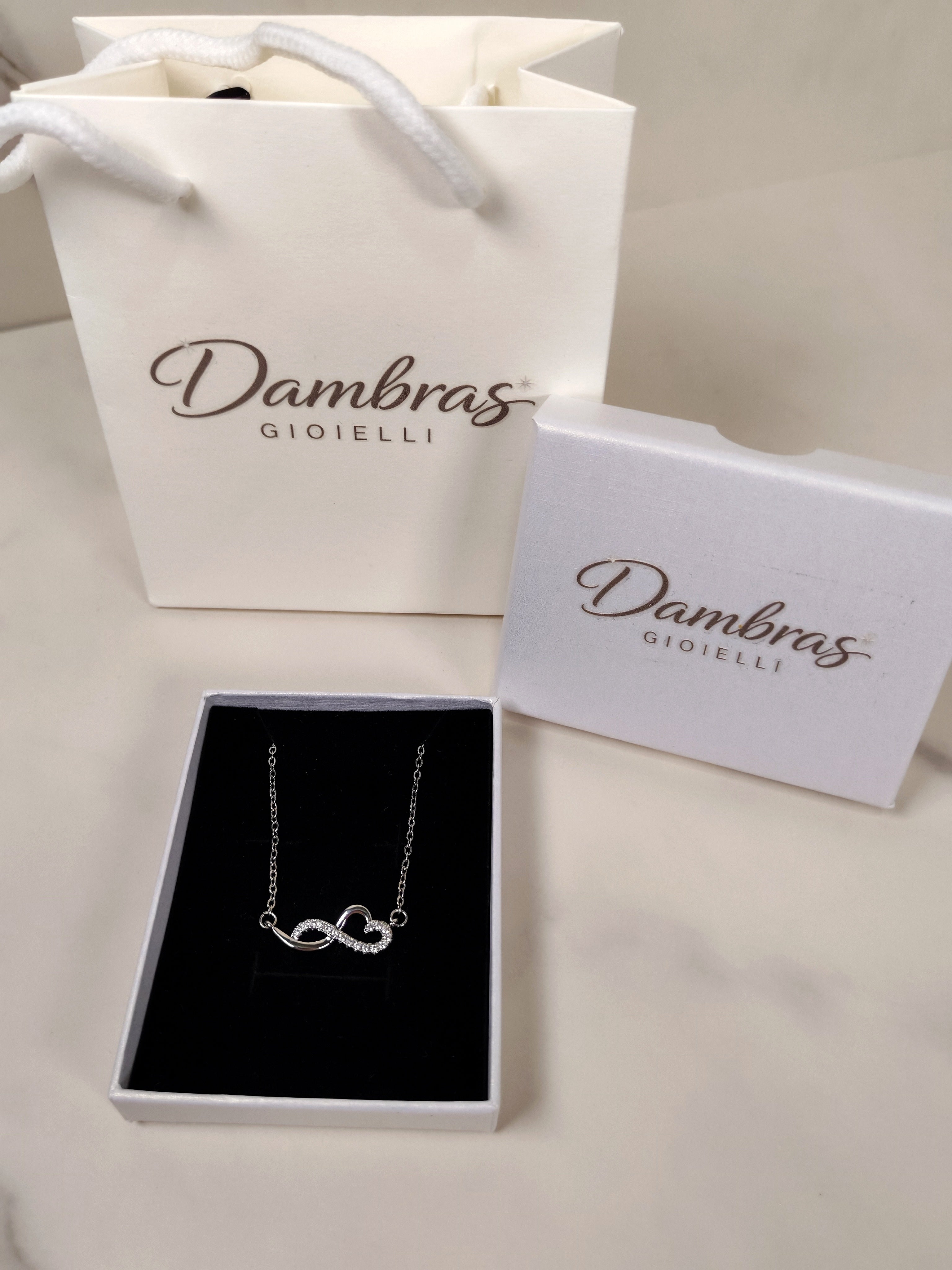 Collana Infinito con Cuore e Zirconi – Elegante e Romantica